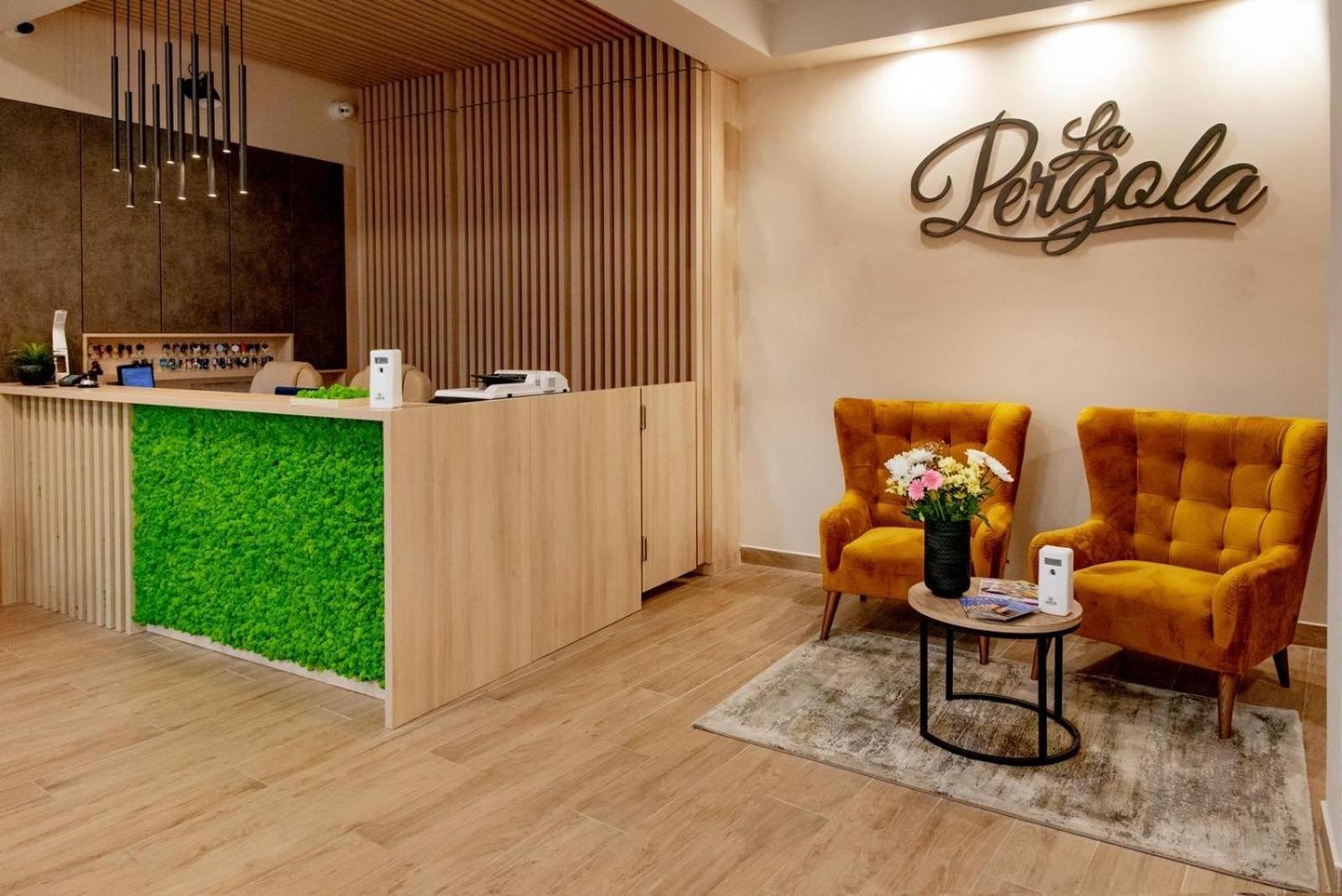 La Pergola & Prestige Panzio Hotel คาโปชวาร์ ภายนอก รูปภาพ
